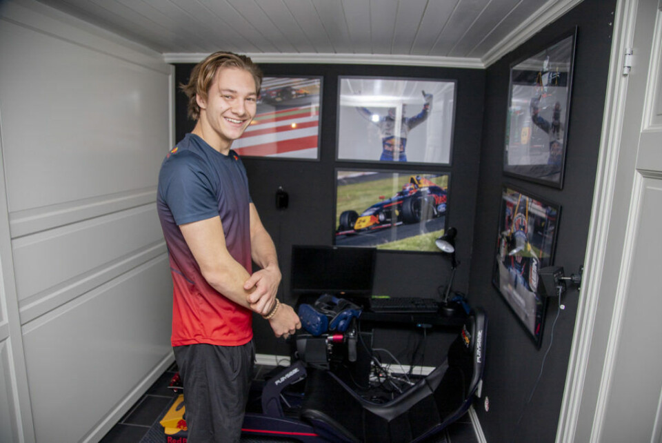 Dennis viser fram «sim-rigget» sitt i dette lille rommet i kjelleren. Ikke nødvendigvis det mest avanserte, men nok til at Hauger både kan ha det moro og samtidig få litt igjen fra den virtuelle kjøringen. (Foto: Simen Næss Hagen / Parc Fermé)