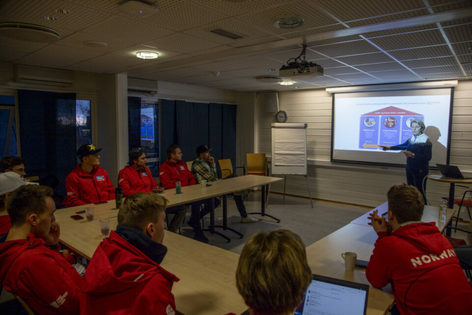 Bilsportlandslaget fulgte nøye med på hva Marit Breivik hadde å si i foredraget som var en del av denne ukas landslagssamling. (Foto: Simen Næss Hagen / Parc Fermé)