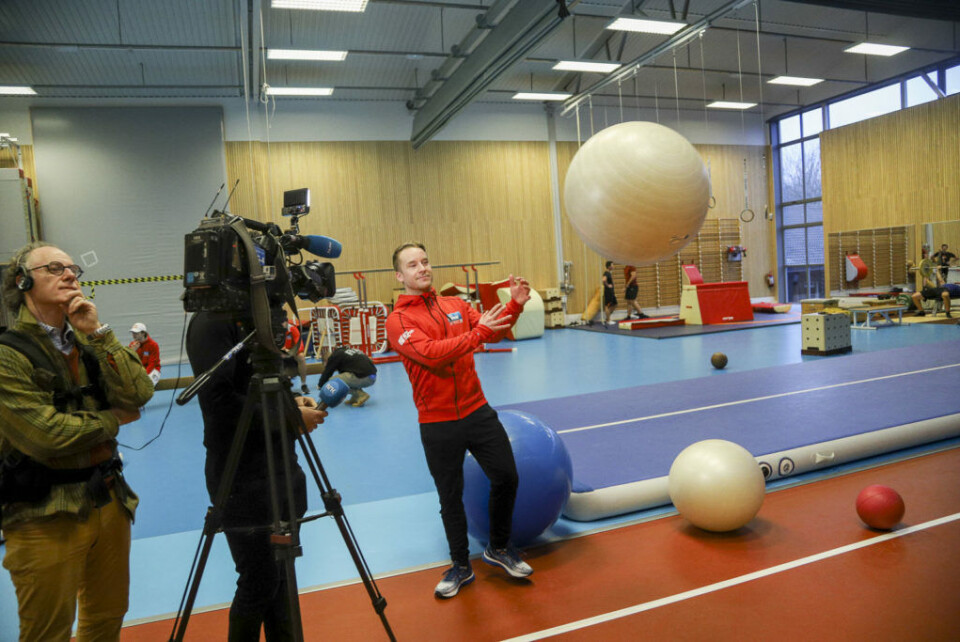 Når media først var til stede, så ville Marcus Påverud skape litt ekstra action ved å kaste denne gymballen på Mads Østberg rett etter at NRK-intervjuet var over. (Foto: Simen Næss Hagen / Parc Fermé)