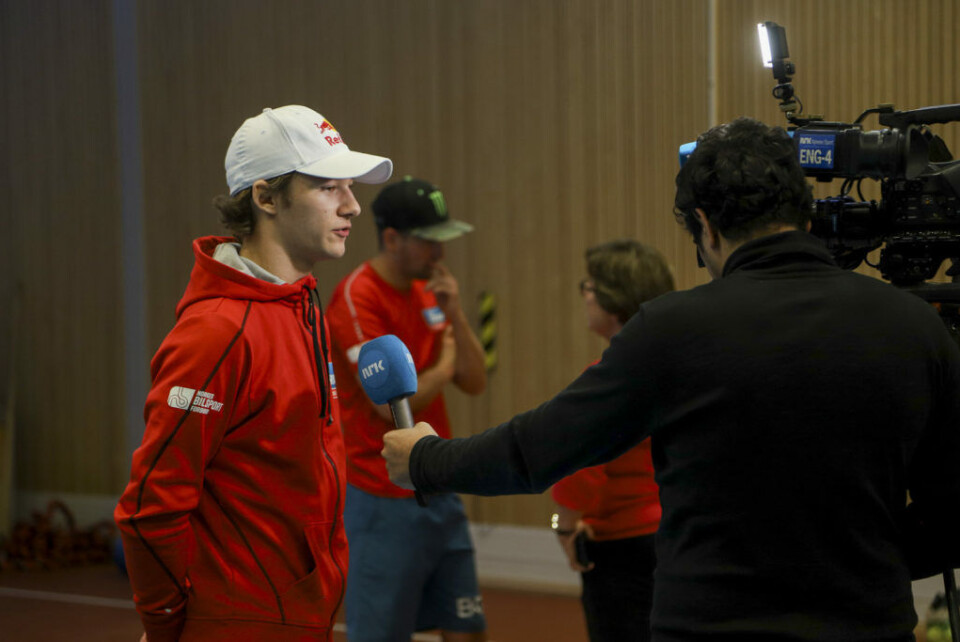 Dennis Hauger intervjues av NRK, mens Andreas Bakkerud slår av en prat med Aftenposten. (Foto: Simen Næss Hagen / Parc Fermé)