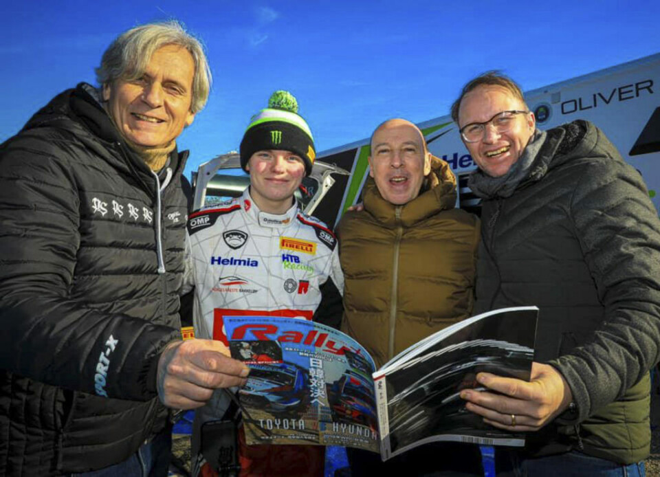 Oliver Solberg i godt selskap under årets første test. Fra venstre, gravel crew-kartleser Denis Giraudet, rallylegende Didier Auriol og pappa Petter. (Foto: Privat)