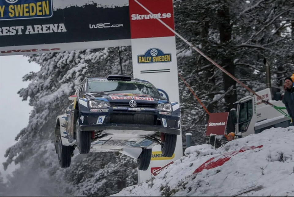 To dager før dette bildet ble tatt på Colin's Crest i Rally Sweden 2016 var det knapt noe snø og is på gjennomkjøringen. Nå føler arrangøren seg sikre på at vinteren kommer i god nok tid, og at det uansett blir kaldt nok til at Rally Sweden kan gjennomføres til tross for langvarig mildvær i skrivende stund. (Foto: Simen Næss Hagen / Parc Fermé)