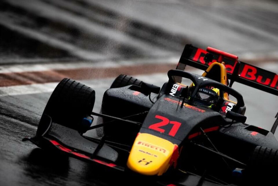 Dennis Hauger under klissvåte forhold i Valencia da han testet Formel 3-bilen for første gang i fjor høst. (Foto: FIA Formula 3)