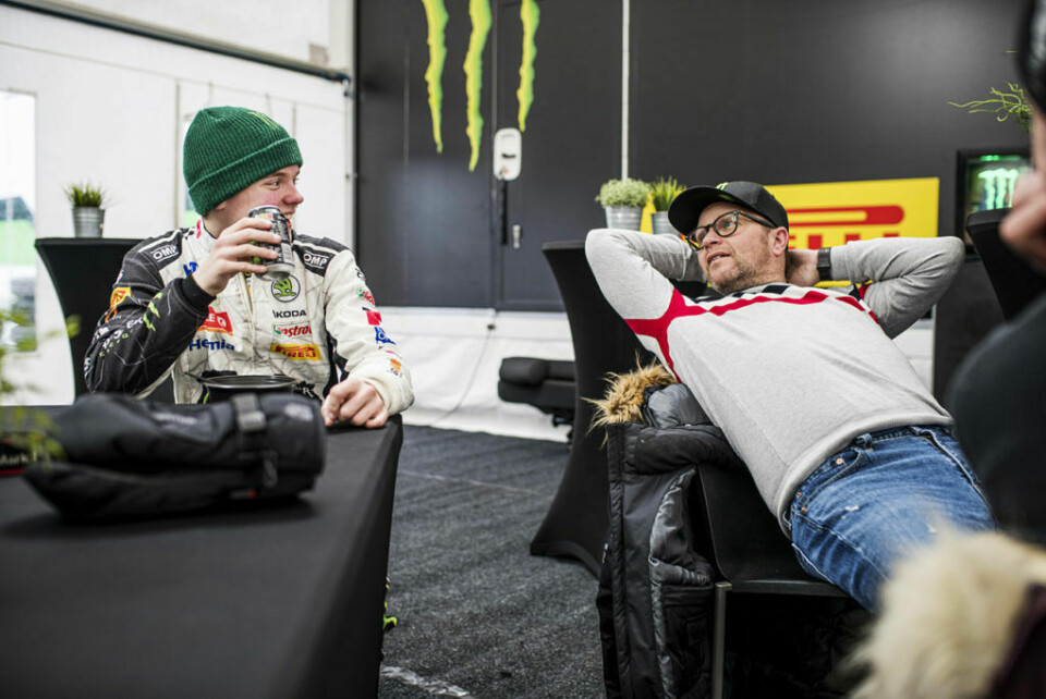 Oliver og Petter Solberg i teamets telt under Rally Sweden - i tett samarbeid med Skoda Motorsport. (Foto: Benjamin A. Ward / Parc Fermé)