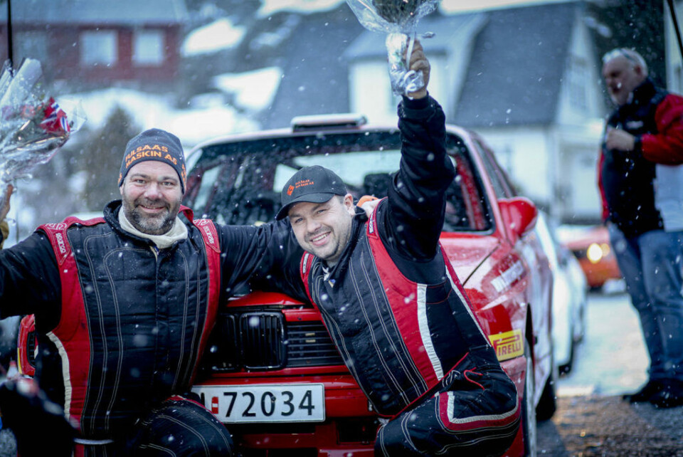 Jan Egil Halland klarer seg ikke uten kartleser Anders Nygård, og vil med det - i alle fall fra hans ståsted - kvele myten om at de lokale førerne kan veiene på Numedalsrally i blinde. (Foto: Simen Næss Hagen / Parc Fermé)