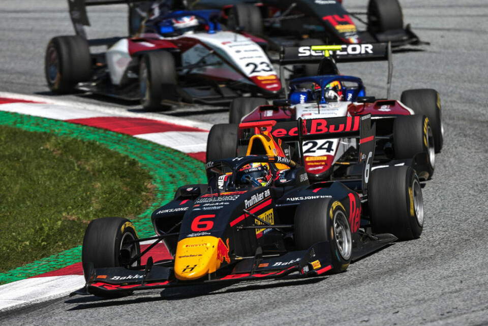 Dennis Hauger med sin Formel 3-bil, driftet av Hitech GP, som har et tett samarbeid med Red Bull. (Foto: Dutch Photo Agency/Red Bull Content Pool)