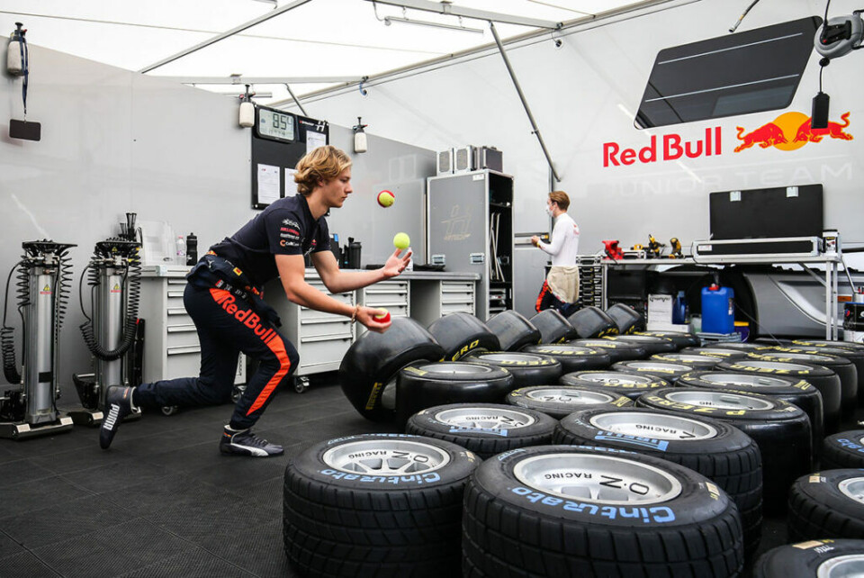 Dennis Hauger med sine klassiske oppvarmingsrutiner i forkant av Formel 3-løpet på Hungaroring i Ungarn. (Foto: Dutch Photo Agency/Red Bull Content Pool)