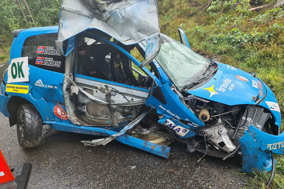 Kartleser Merete Storsveen fikk påvist flere brudd i beinet etter denne smellen. Selv innrømmer føreren og mannen Morten at han aldri har tenkt over sin egen førstehjelpskompetanse, og at de hadde flaks som hadde en tilfeldig sykepleier i nærheten av bilen som kunne se til Meretes umiddelbare allmenntilstand. (Foto: Privat)
