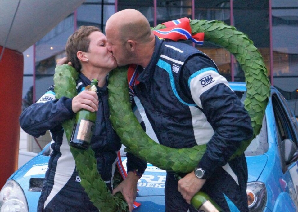 Merete og Morten Storsveen feirer NM-gullet de tok sammen i 2017. (Foto: Anne Berit Reinsborg / NBF)