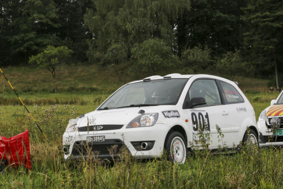 Her slipper Ingrid Maria Fulsås clutchen på en fartsprøve i rally for aller første gang, med pappa Sigurd i kartleserstolen. (Foto: Simen Næss Hagen / Parc Fermé)