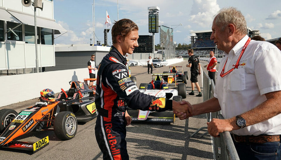 Dennis Hauger har rapportert tett til Dr. Helmut Marko i alle sine år som Red Bull-junior. Her fra Formel 4-seieren på Hockenheim i 2019.