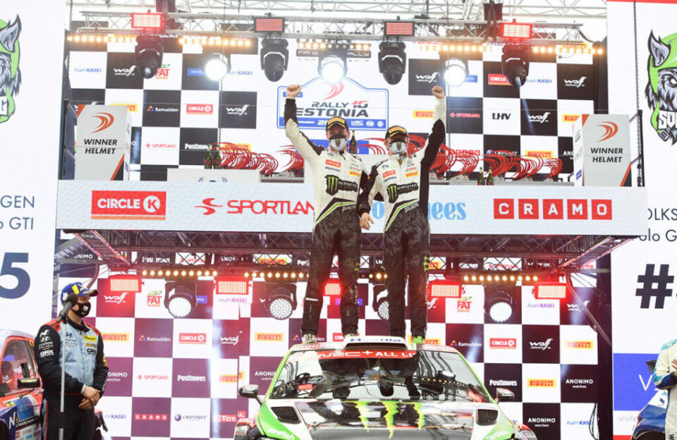 Oliver Solberg og kartleser Aaron Johnston kunne juble for seier, ikke bare i WRC 3, men av samtlige R5-biler, under Rally Estland. (Foto: Oliver Solberg Media Office)