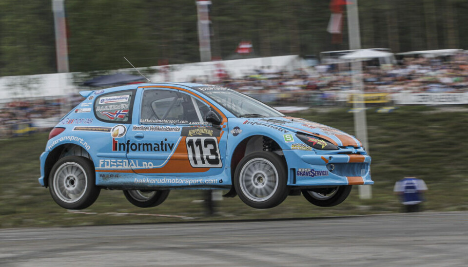Andreas Bakkerud i luftig svev under EM-runden i Höljes i 2010, i bilen som nå eies av Per Magne Svardal. (Foto: Simen Næss Hagen / Parc Fermé)