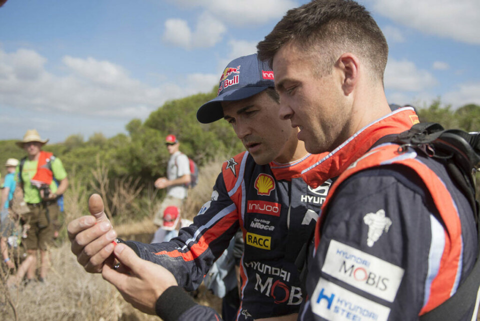 Det er ikke sjeldent at WRC-førerne selv bruker eWRC-results.com framfor Rally-VMs offisielle resultatservice når de skal se hvordan de ligger an i forhold til konkurrentene. Her ved Dani Sordo og Hayden Paddon fra Rally Sardinia i 2017. (Foto: Ivo Kivistik / Red Bull Content Pool)