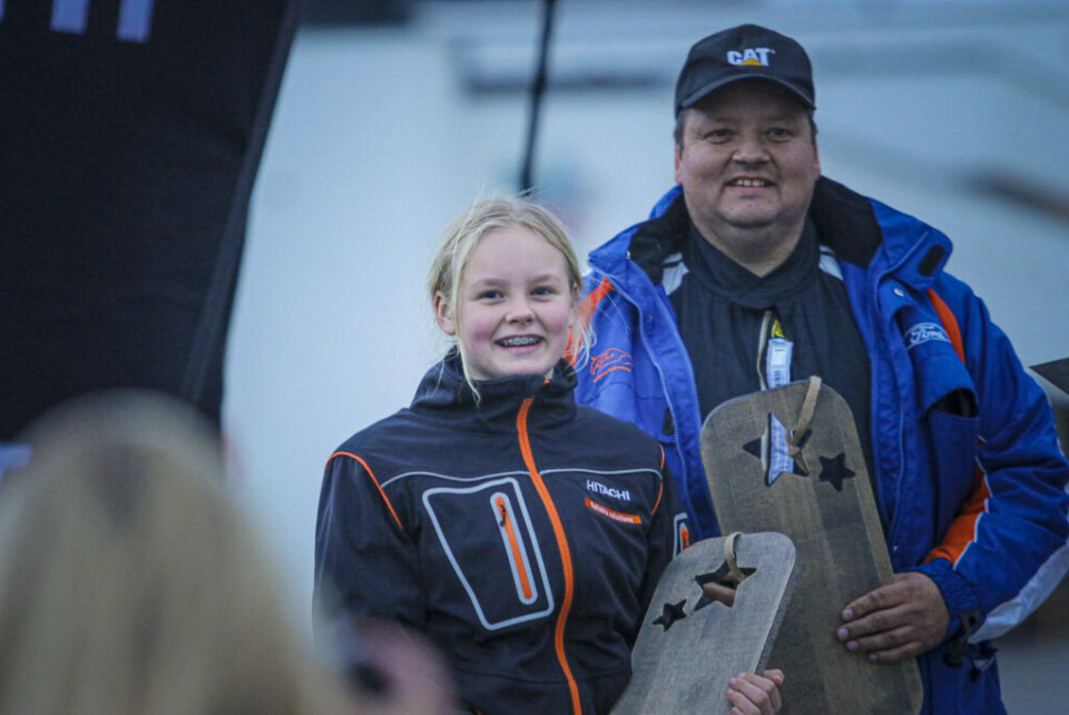 Johanna N. Bakken fikk ekstra applaus da hun som 14-åring måtte opp på pallen for å motta premie i sitt aller første rallyløpy. (Foto: Simen Næss Hagen / Parc Fermé)