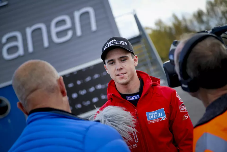 Petter Sæves Waskaas under intervjuutfordringen i forbindelse med Bilsporttalenter på Vålerbanen i 2020.