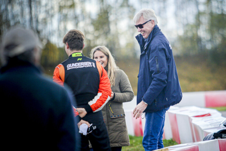 Jon Krognes, her i samtale med Ola Jr. Nore og mamma Linda under Bilsporttalentet på Vålerbanen tidligere i høst. (Foto: Simen Næss Hagen / Parc Fermé)