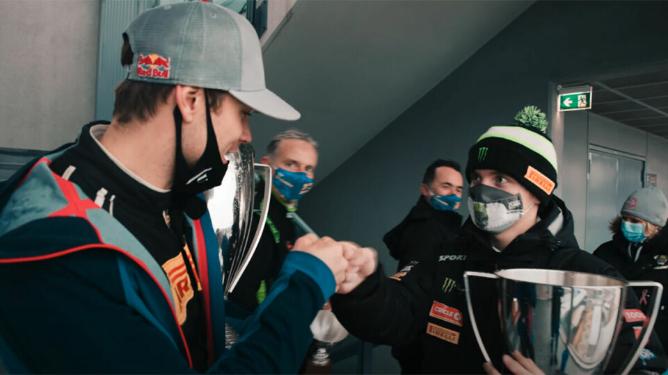 Andreas Mikkelsen og Oliver Solberg har vist seg å gå svært godt overens. Under Rally Monza delte de ikke bare oppsett og ideer med hverandre, de delte også pallen i WRC 3 til slutt, der Andreas vant foran Oliver. (Skjermdump: Andreas Mikkelsens YouTube-kanal)