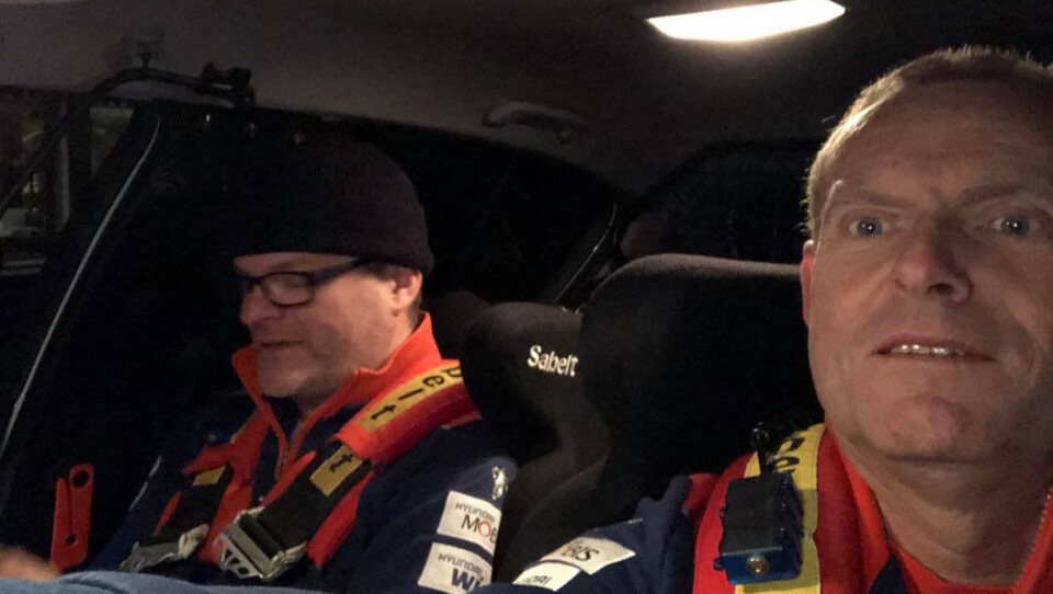 Bernt Kollevold og Cato Menkerud i aksjon som safetycrew for Andreas Mikkelsen, her fra Hyundai-tiden. (Foto: Privat)