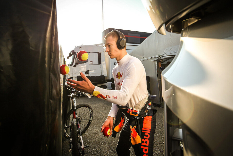 Dennis Hauger med sine rutinemessige oppvarminsøvelser gjennom sjonglering. (Foto: Dutch Photo Agency/Red Bull Content Pool)