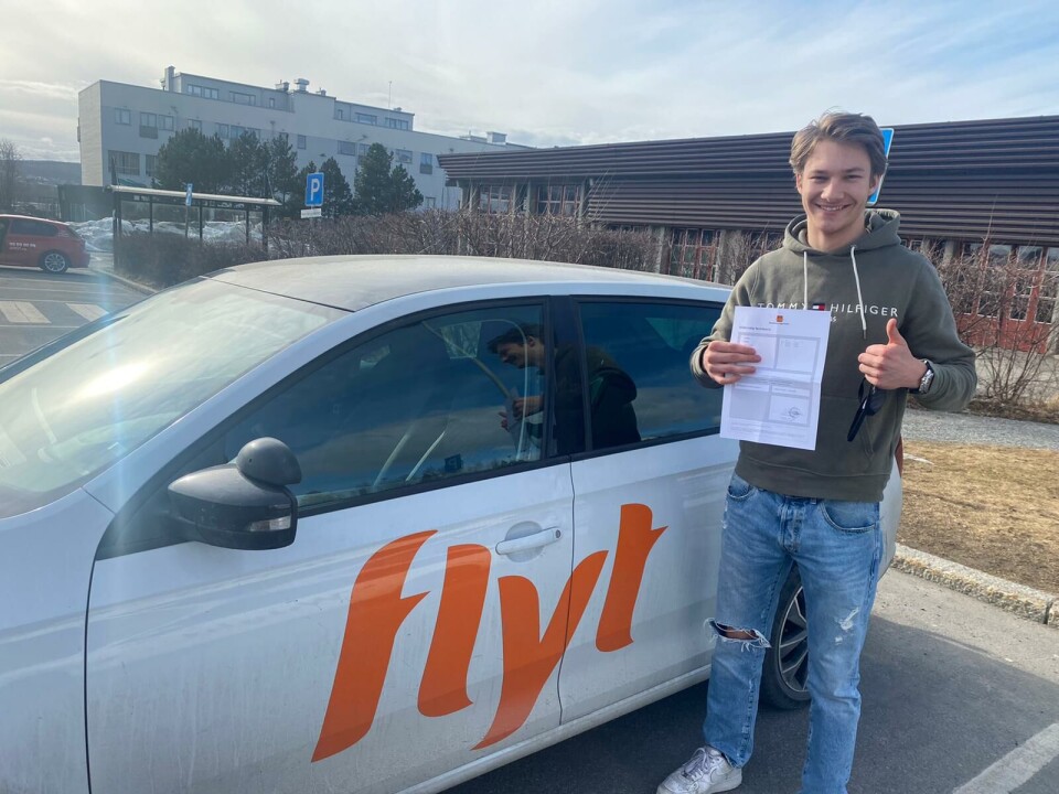 Stolt Dennis Hauger kunne for en drøy uke siden heve tommelen for at han endelig har fått det etterlengtede førerkortet for bil. (Foto: Privat)