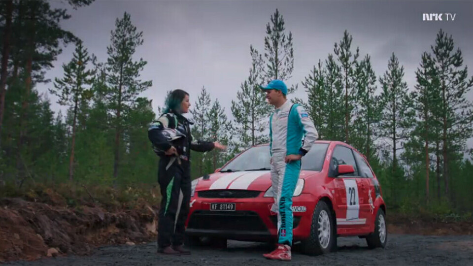 Steve Røkland ga programleder Selda Ekiz en real luftetur under den andre sesongen av «Alle mot 1». (Foto: NRK TV)