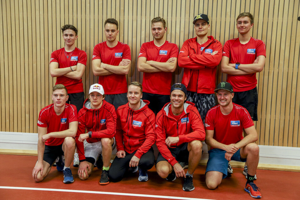 Her står ti av de totalt 35 utøverne som får representere Team Norway denne sesongen. Dette er fra samlingen på Olympiatoppen i januar 2020, som foreløpig er den siste fysiske samlingen som bilsportlandslaget hadde. Bak fra venstre, Emil Heyerdahl, Ole Christian Veiby, Marius Nakken, Fredric Aasbø, Marcus Påverud. Foran fra venstre, Sivert Svardal, Dennis Hauger, Mads Østberg, Andreas Mikkelsen og Andreas Bakkerud. (Foto: Simen Næss Hagen / Parc Fermé)