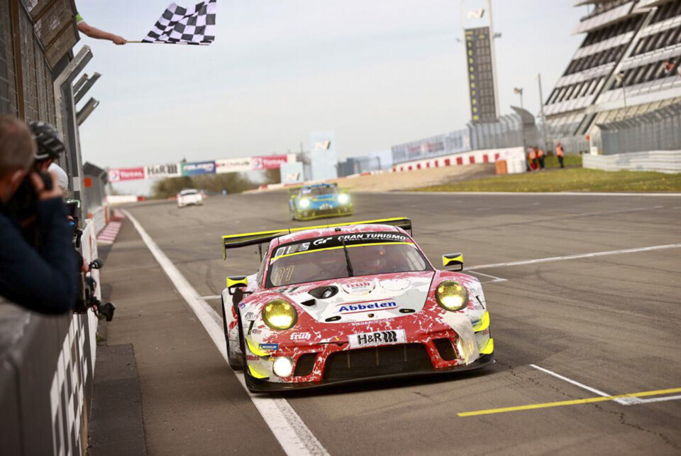 Her tar Dennis Olsen bilen til Frikadelli Racing over mål som førstemann i kvalifiseringsløpet til 24-timeren på Nürburgring, den siste store oppvarmingen før det hele braker løs i starten av juni. (Foto: Frikadelli Racing)