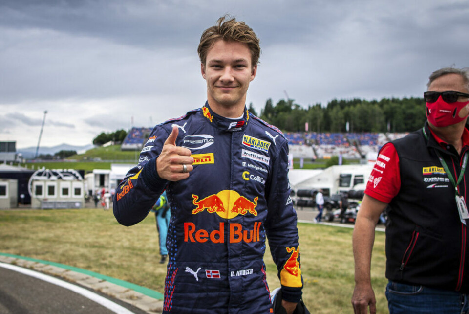 Dennis Hauger med manager Harald Huysman ved sin side. (Foto: Red Bull Content Pool)