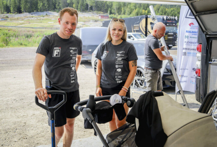 Fredrik Ågedal og kona Andrea Mariell Barsgård fra da Ågedal fortsatt kjørte selv. I dag er det bilbygging og mer tid til familien som gjelder.