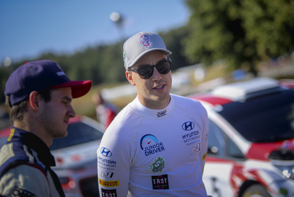 Ole Christian Veiby, her i samtale med kartleser Mads Ola Stensbøl som leser for storebror Lars Martin. (Foto: Simen Næss Hagen / Parc Fermé)