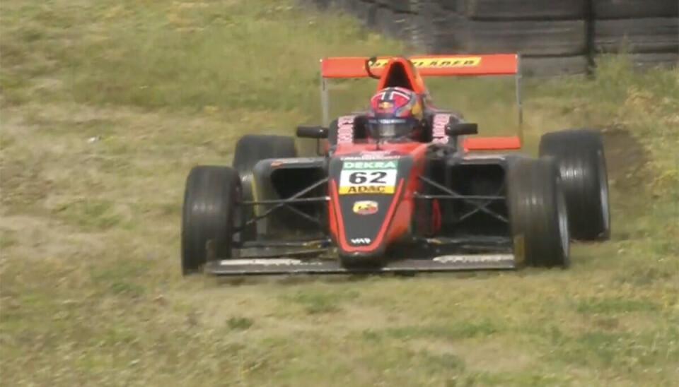 Dennis Hauger ble stående å spinne på det våte gresset etter snurringen han gjorde på første fullfartsrunde. (Skjermdump: ADAC Formel 4)