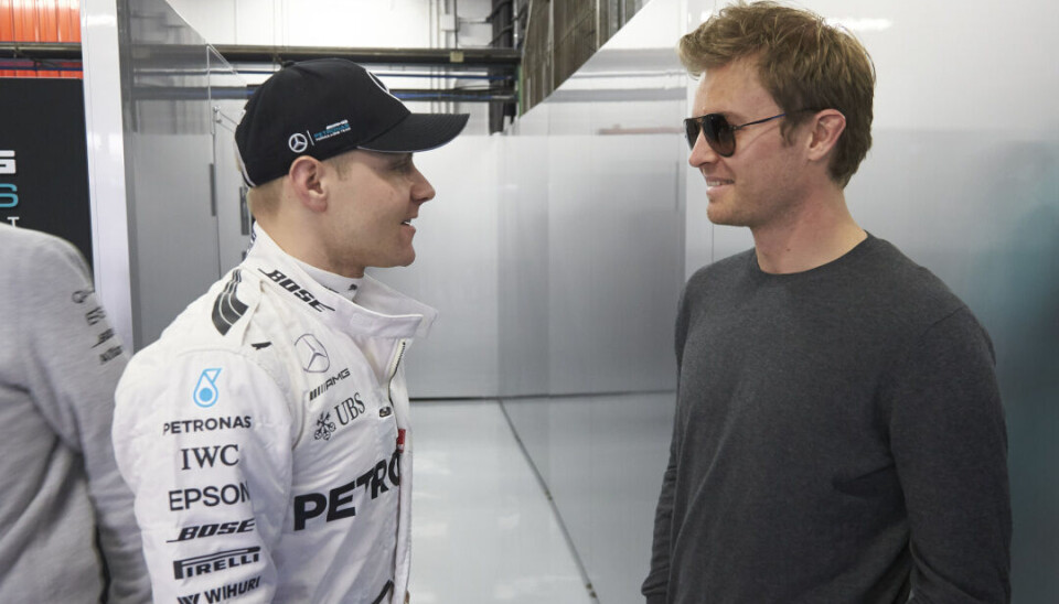 Nico Rosberg, her i samtaler med sin etterfølger i Mercedes, Valtteri Bottas. (Foto: Steve Etherington)
