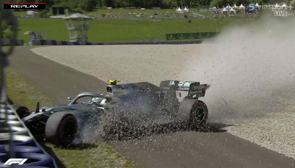 Valtteri Bottas krasjer midtveis i andre fritrening. (Skjermdump: Viasport +)