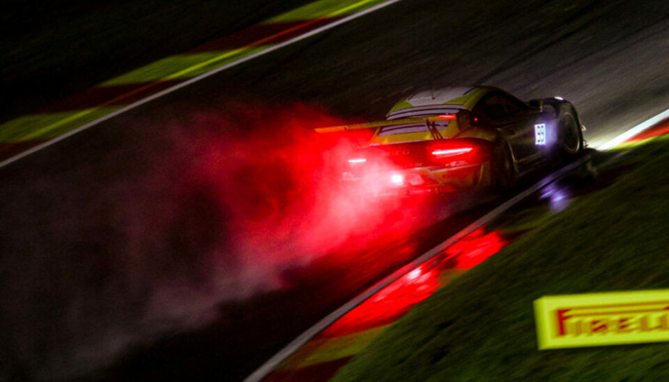 Dennis Olsen opp Eau Rouge-Radillion på Spa-Francorchamps i sprutende regnvær. (Foto: SRO / Kevin Pecks)