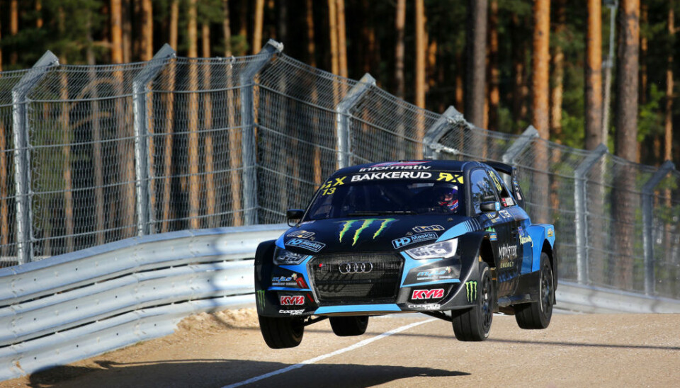 Andreas Bakkerud over det første hoppet på Bikernieki. (Foto: FIAWorldRallycross.com)