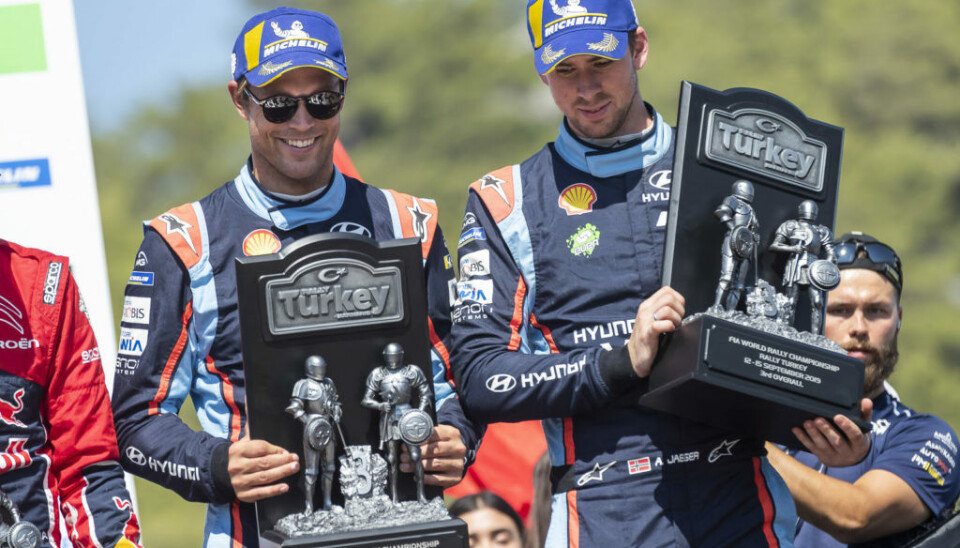 Andreas Mikkelsen og kartleser Anders Jæger-Amland på seierspallen i Tyrkia. (Foto: Austral /Hyundai Motorsport GmbH