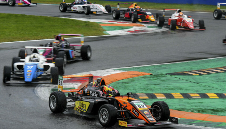 Dennis Hauger i tet inn i den første sjikanen på Monza. (Foto: Dutch Photo Agency/Red Bull Content Pool)