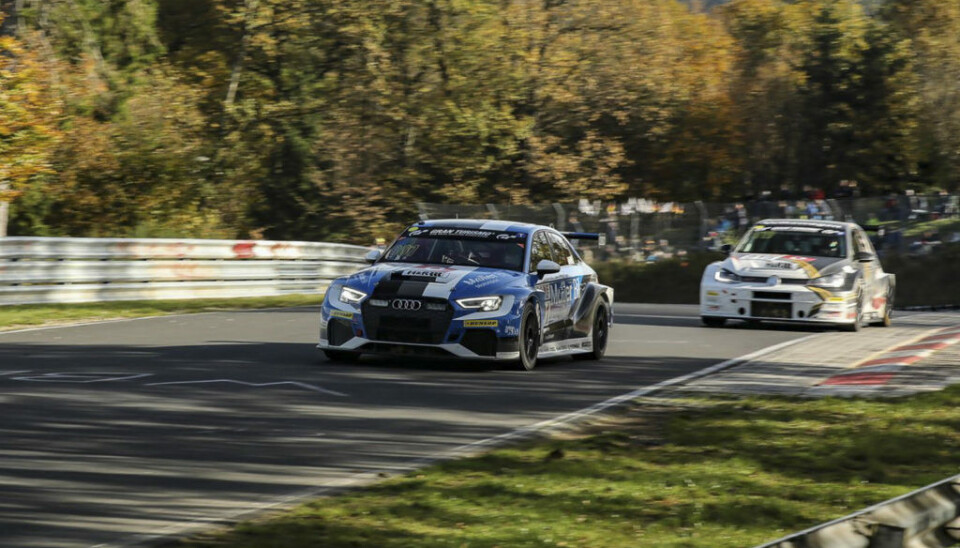 Møller Bil Motorsport fikk kamp til døra, bokstavelig talt, av Max Kruse Racing under sesongfinalen på Nürburgring. (Foto: Peter Elbert)