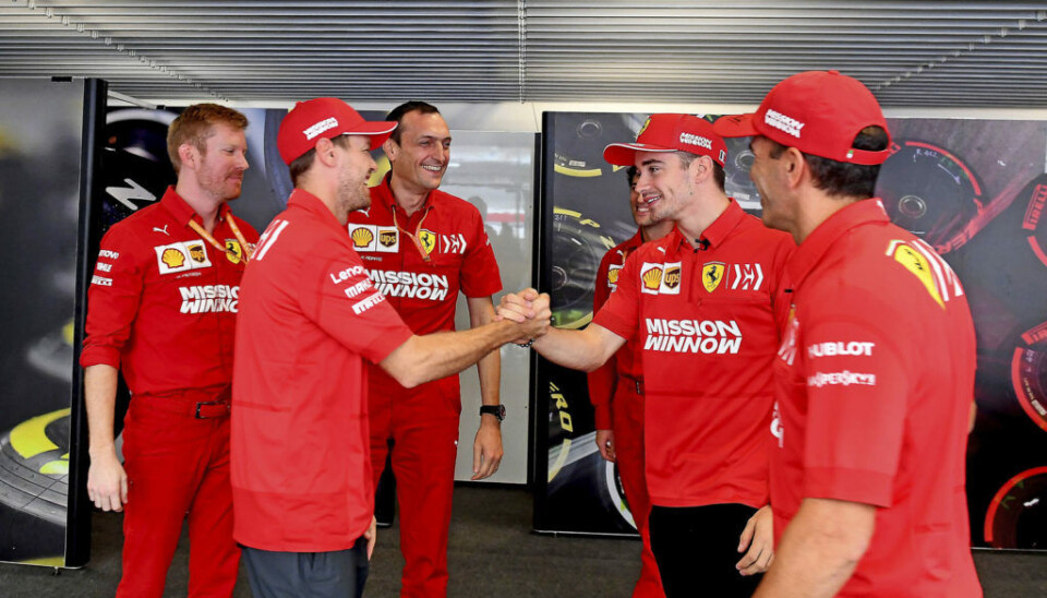God stemning i Ferrari-boksen i Brasil denne fredag ettermiddagen. (Foto: Scuderia Ferrari Press Office)