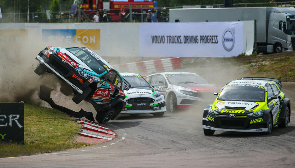 Reinis Nitiss under spektakulære scener på Höljes-banen i fjor. Nå bytter han bane med skogsbilveier. (Foto: FIAWorldRallycross.com)