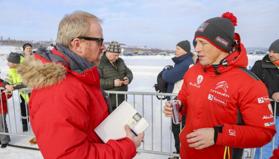 David Evans, her i intervju med Kris Meeke under Rally Sweden i 2018. (Foto: Simen Næss Hagen / Parc Fermé)