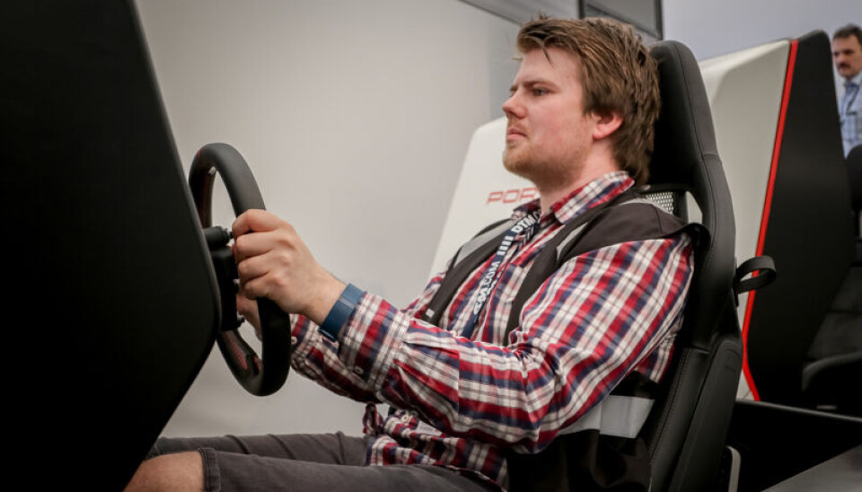 Simen Næss Hagen med test av Porsches simulator-rigg i forbindelse med den tyske Carrera-cupen på Hockenheim i 2016. (Foto: Dennis Olsen)