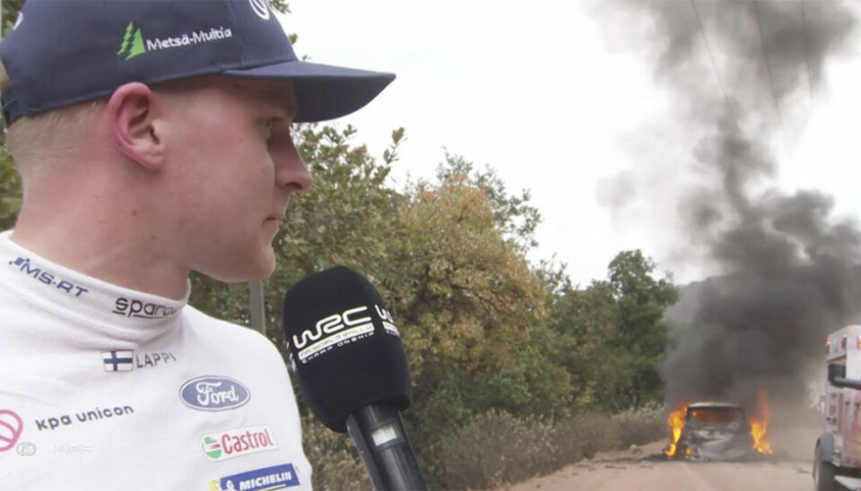 Esapekka Lappi, iskald og rolig i direkteintervju med WRC mens bilen hans brenner ned til grunnen. (Skjerdump: WRC All Live