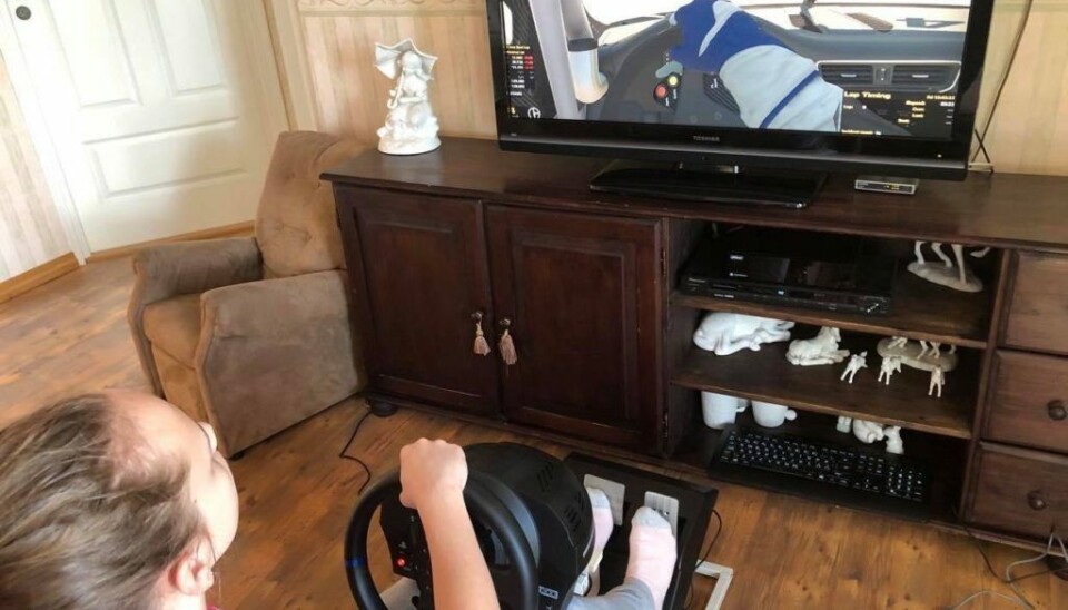 Gokart fører Isabell Rustad er én av få jenter som har begynt å trene på simulatorplattformen iRacing. Nå håper bilsportforbundet at flere jenter engasjerer seg. (Foto: Privat)