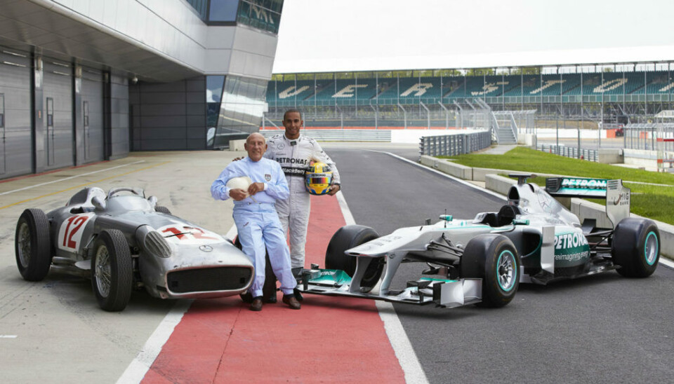 Sir Stirling Moss sammen med Lewis Hamilton på Silverstone. (Foto: Steve Etherington)