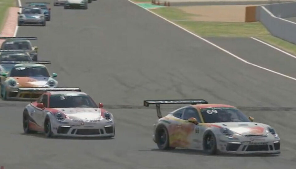 Sindre Setsaas jager Max Versatppen i kampen om andreplassen under hovedløpet i den andre runden i Simracing-VM med Porsche. (Skjermdump: Porsche Tag Heuer Esports Supercup)