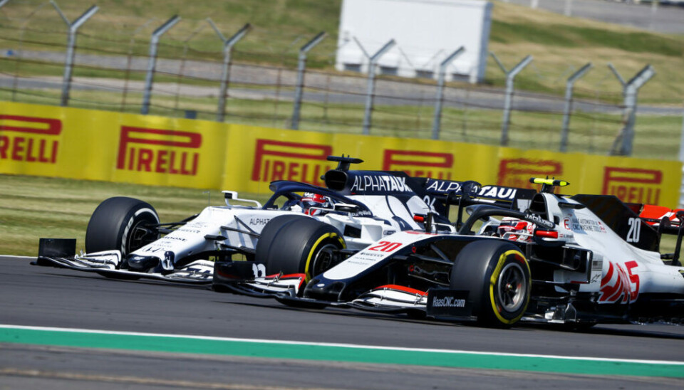 Haas-fører Kevin Magnussen, her i duell med Daniil Kvyat fra Silverstone sist helg. (Foto: Andy Hone / LAT Images / Haas)