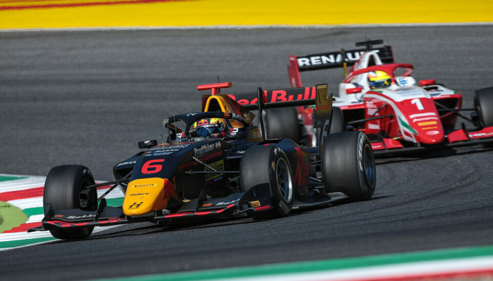 Dennis Hauger, her foran årets Formel 3-mester Oscar Piastri under lørdagens løp. (Foto: Dutch Photo Agency / Red Bull Content Pool)