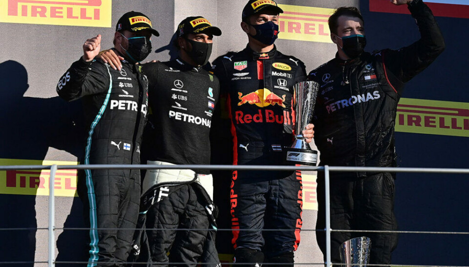 To Mercedes-førere og én fra Red Bull på seierspallen er ikke sjelden vare i Formel 1-sammenheng, men de fleste kunne enes om at det var gledelig å få se Alexander Albon for første gang på pallen, her sammen med Valtteri Bottas og Lewis Hamilton. (Foto: Getty Images / Red Bull Content Pool)
